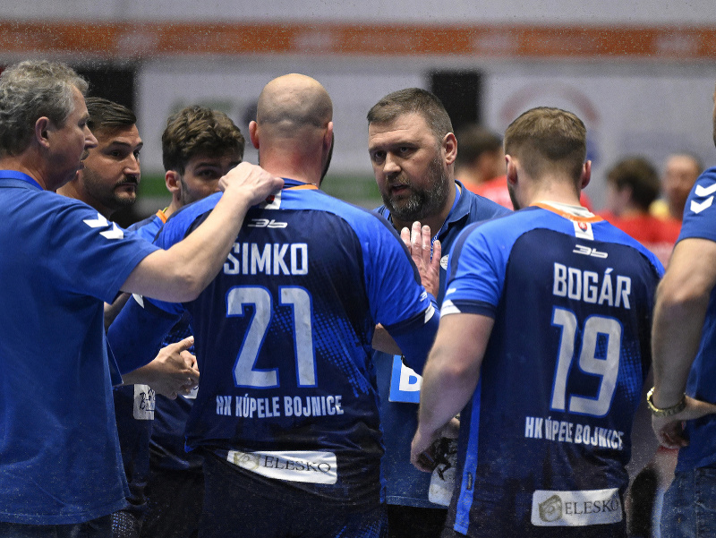 Na snímke uprostred tréner HK Kúpele Bojnice Tomáš Mažár hovorí k hráčom 