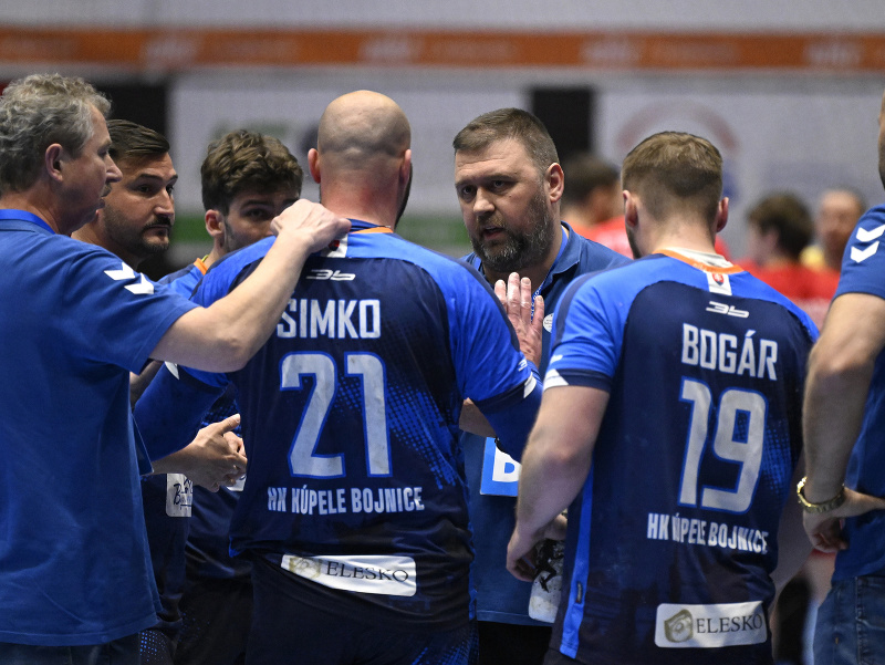 Na snímke uprostred tréner HK Kúpele Bojnice Tomáš Mažár hovorí k hráčom 