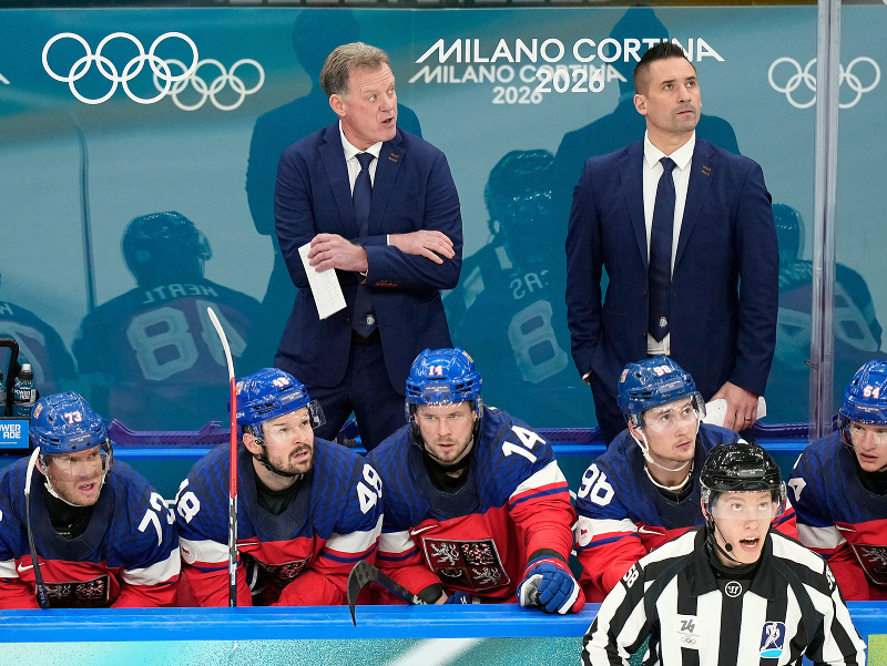Česká lavička počas ZOH 2026, hore zľava tréner Radim Rulík a asistent Tomáš Plekanec