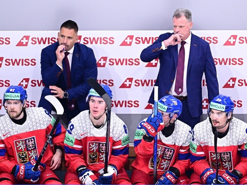 Tomáš Plekanec (vľavo) a Radim Rulík na striedačke Česka