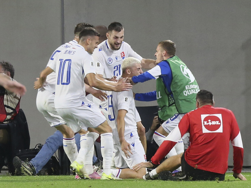 Tomáš Rigo oslavuje gól so spoluhráčmi