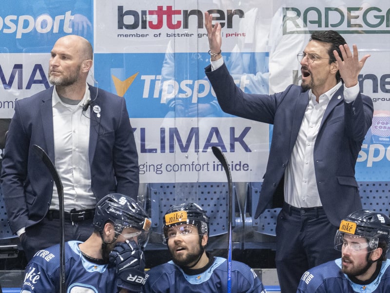 Sprava tréner hokejistov Slovana Brad Tapper a asistent Tomáš Surový 