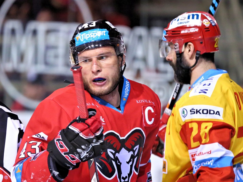 Tomáš Surový z HC ‘05 iClinic Banská Bystrica a Radek Dlouhý z HK Dukla Trenčín