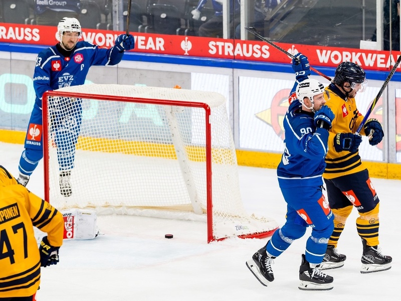 Tomáš Tatar (vpravo) oslavuje gól 