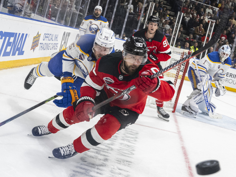 Slovenský hokejista Tomáš Tatar (vpravo) v drese New Jersey Devils a Dylan Cozens (vľavo) z Buffala Sabres počas otváracieho zápasu sezóny 2024/25 zámorskej hokejovej NHL Buffalo Sabres - New Jersey Devils v rámci projektu NHL Global Series