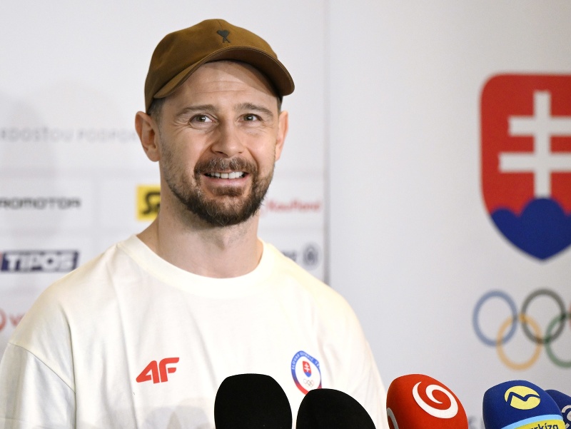 Na snímke slovenský hokejový reprezentant Tomáš Tatar sa usmieva počas tlačovej konferencie na zraze slovenskej hokejovej reprezentácie pred začiatkom zimných olympijských hier v talianskom Miláne a Cortine d'Ampezzo.