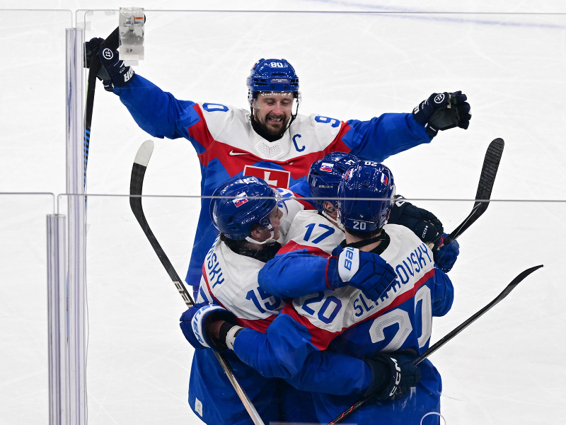 Na snímke slovenskí hokejisti zľava kapitán Tomáš Tatar, Dalibor Dvorský, Šimon Nemec a Juraj Slafkovský sa tešia z gólu počas zápasu