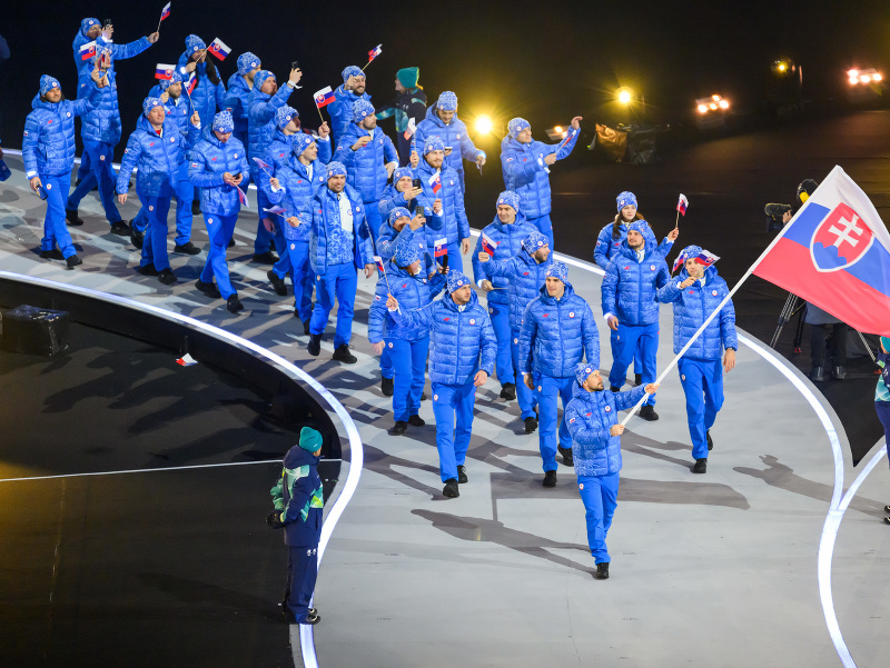 Na snímke slovenská výprava, vlajkonosič je hokejový reprezentant SR Tomáš Tatar počas otváracieho ceremoniálu XXV. zimných olympijských hier Miláno-Cortina 2026 na štadióne San Siro v Miláne v piatok 6. februára 2026. 