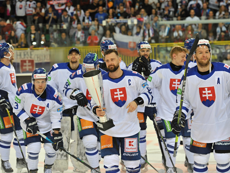 Na snímke kapitán Slovenska Tomáš Tatar s trofejou