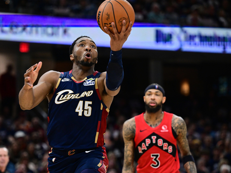 Donovan Mitchell skóruje