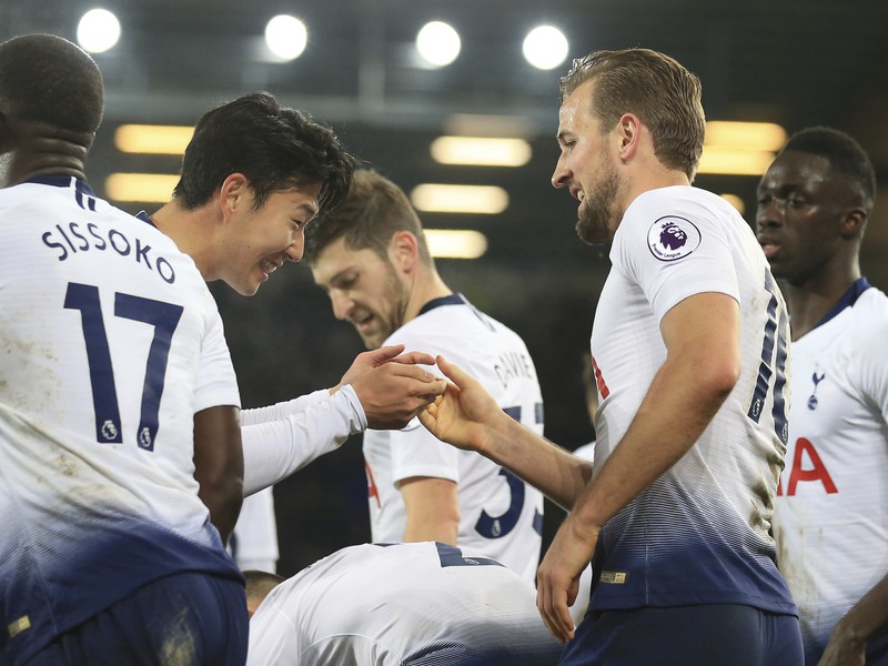 Harry Kane a Son Heung-min oslavujú gól Tottenhamu