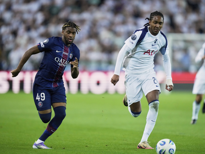 Ibrahim Mbaye a Djed Spence v bežeckom súboji 