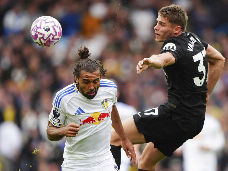 Hráč Dominic Calvert-Lewin (vľavo) z Leedsu a Micky van de Ven z Tottenhamu Hotspur