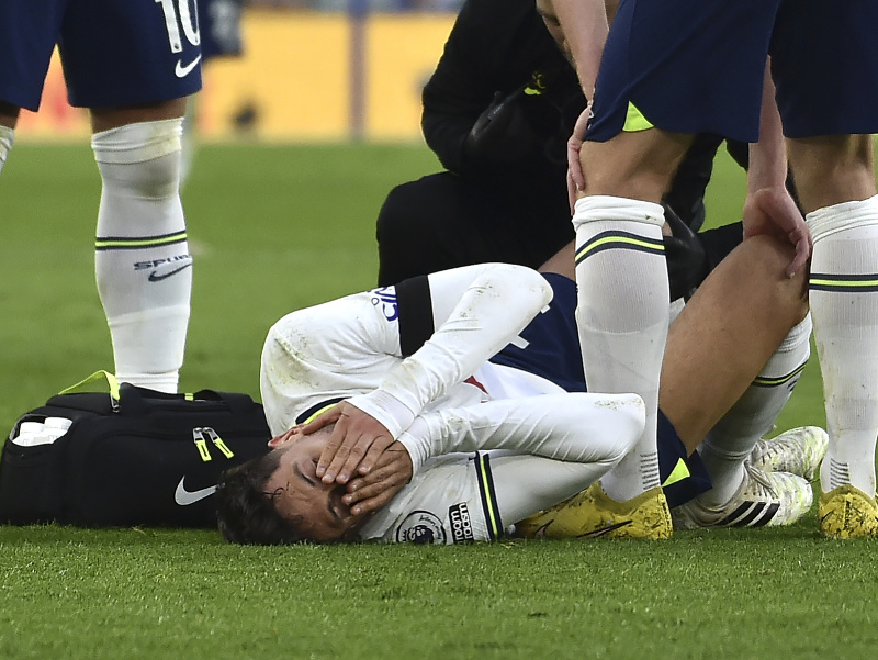 Zranený Rodrigo Bentancur leží na trávniku v zápase proti Leicestru