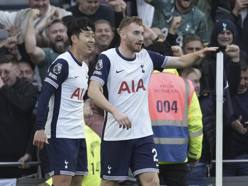 Son Heung-min a Dejan Kulusevski oslavujú gól