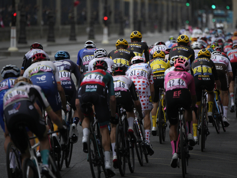 Cyklisti počas 21. etapy Tour de France 2023
