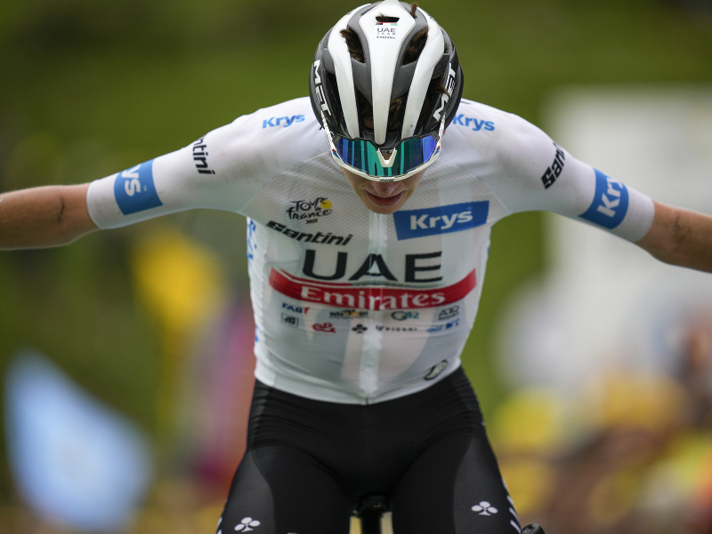 Tadej Pogačar oslavuje triumf v 6. etape Tour de France