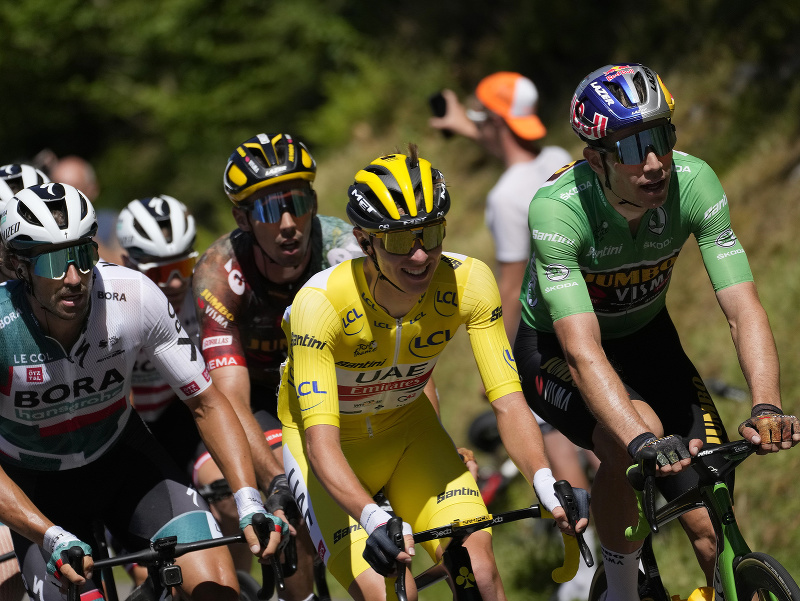 Wout van Aert v zelenom drese a Tadej Pogačar v žltom počas 8. etapy Tour de France
