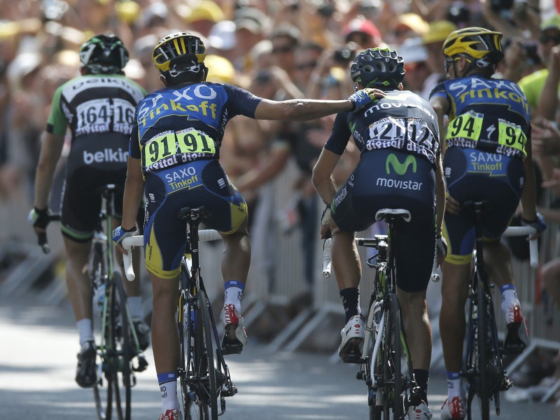 Alberto Contador ďakuje tímovým kolegom Valverdemu a Kreuzigerovi