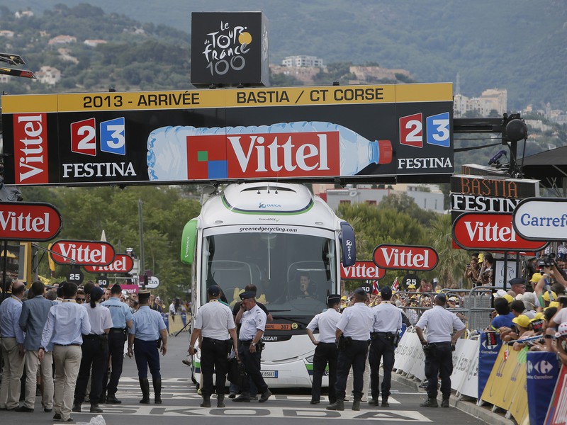 Priamo v cieli 1. etapy Tour de France sa zasekol autobus