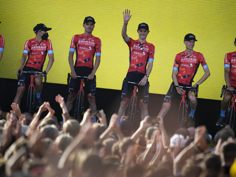 Cyklistický tím Bahrain Victorious krátko pred štartom Tour de France