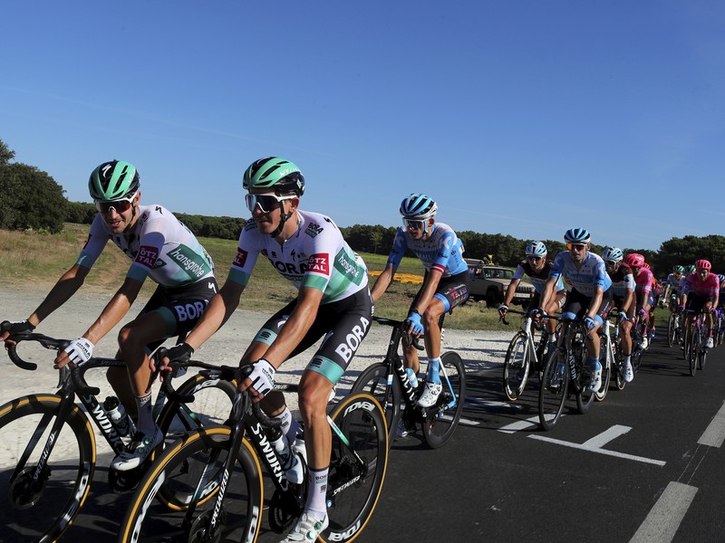 Rakúsky cyklista Gregor Mühlberger s tímovými kolegami počas Tour de France