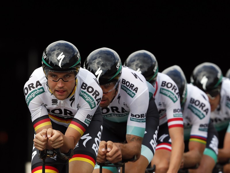 Cyklisti z Bora-Hansgrohe pred druhou etapou 106. ročníka Tour de France
