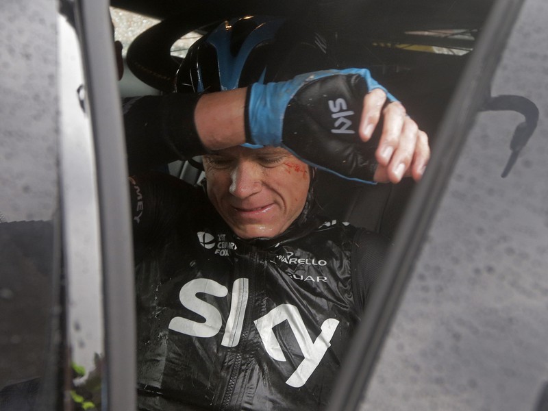 Obhajca prvenstva Chris Froome po ďalś páde v piatej etape na tohtoročnej Tour definitívne skončil