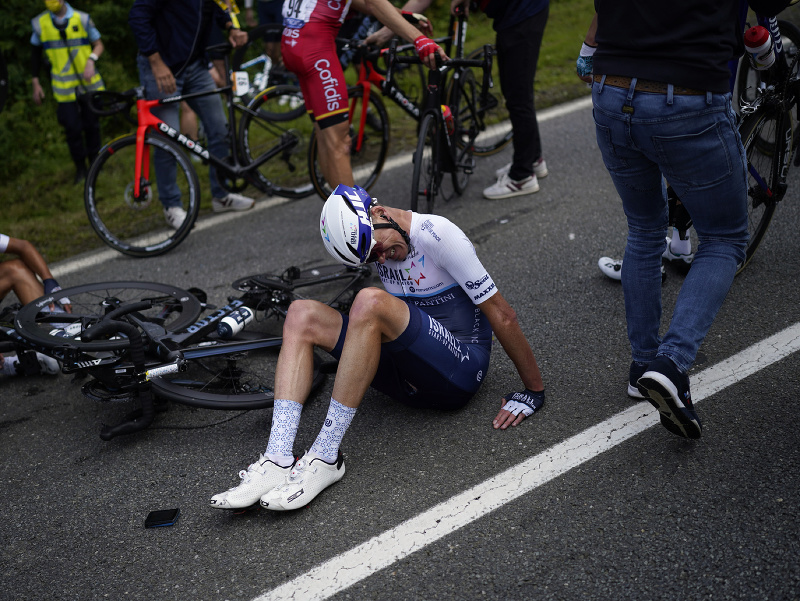 Na snímke britský cyklista Chris Froome sedí na zemi po páde v prvej etape cyklistických pretekov Tour de France