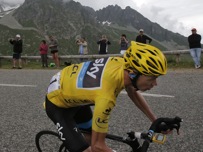 Chris Froome v žltom tričku pre vedúceho pretekára Tour de France.