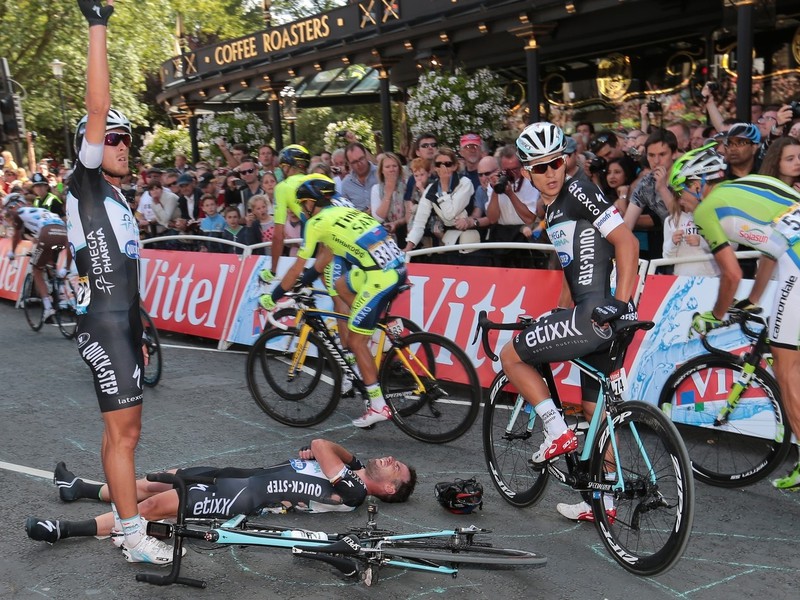 Niektoré pády na Tour de France vyzerali skutočne hrozivo.