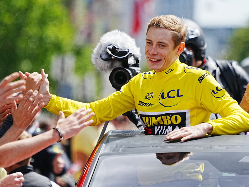 Dánskeho cyklistu Jonasa Vingegaarda po víťazstve na Tour de France vítali doma tisícky ľudí 