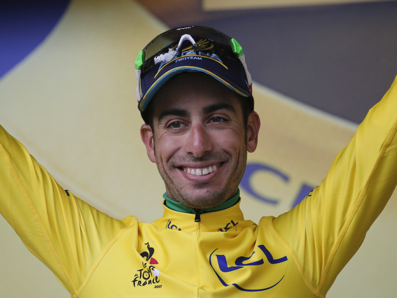 Taliansky cyklista Fabio Aru v žltom tričku vedúceho pretekára Tour de France