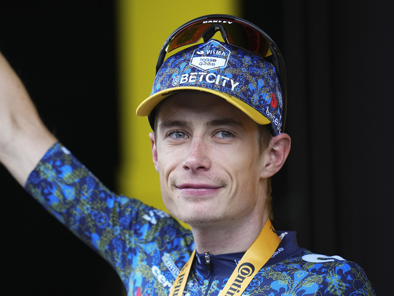 Jonas Vingegaard na pódiu po výhre v 11. etape Tour de France