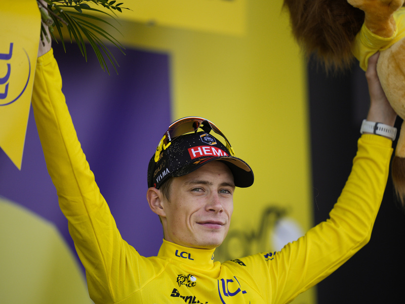 Dánsky cyklista Jonas Vingegaard v žltom drese vedúceho pretekára