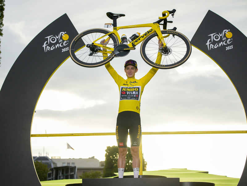 Jonas Vingegaard oslavuje zisk žltého dresu na Tour de France 2023