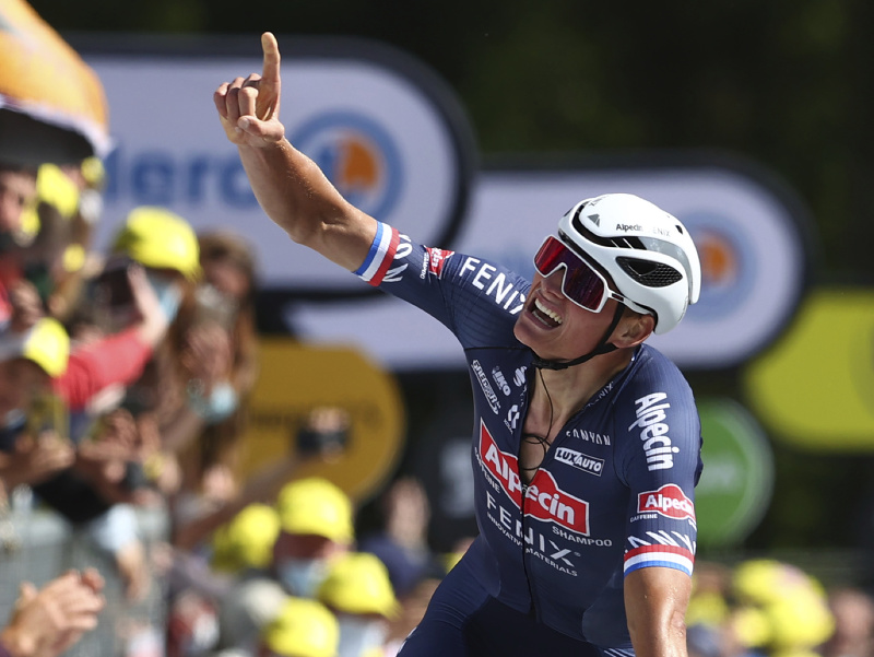 Holandský cyklista Mathieu van der Poel sa teší z víťazstva v 2. etape cyklistických pretekov Tour de France