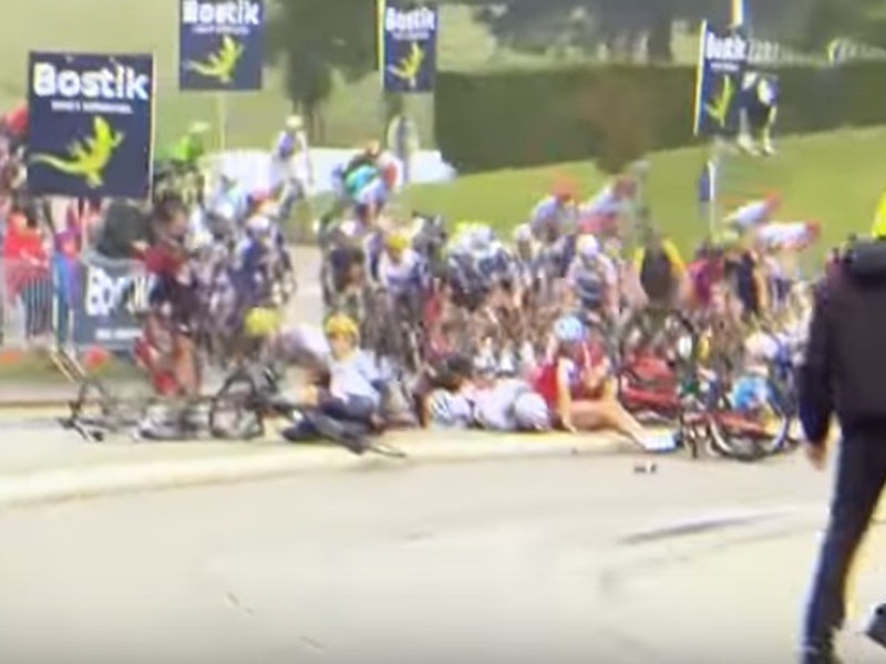 Hromadný pád počas druhej etapy Tour de France