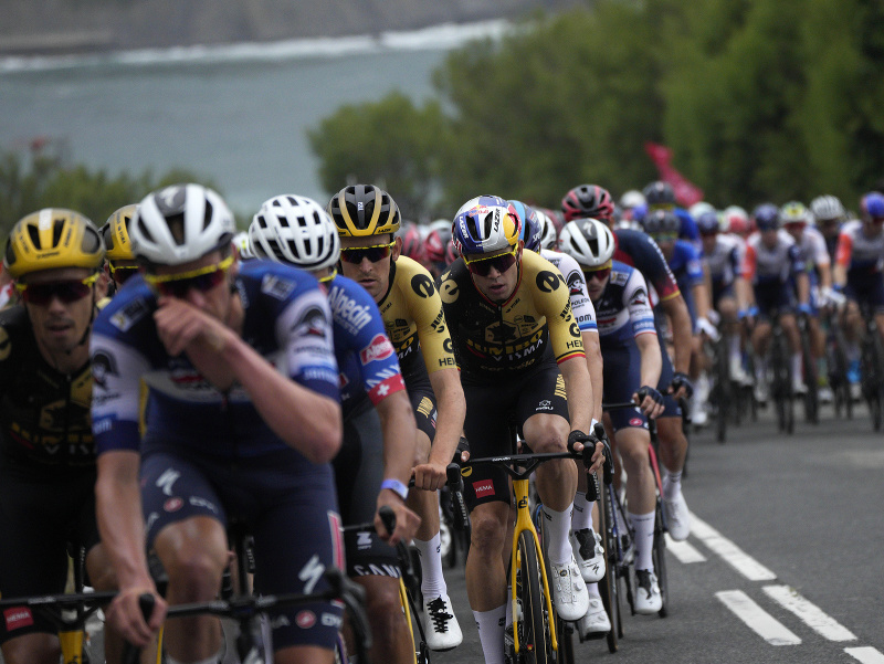 Pelotón cyklistov počas 1. etapy Tour de France