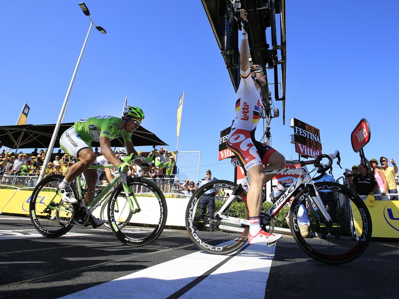 Triumfujúci Andre Greipel a hneď za ním Peter Sagan