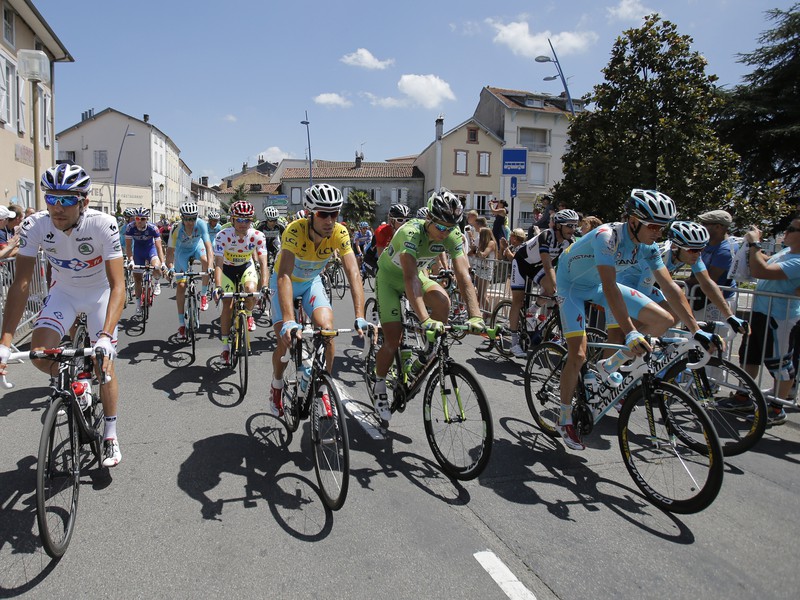 Peter Sagan (v zelenom) a Vincenzo Nibali (v žltom) počas 17. etapy Tour
