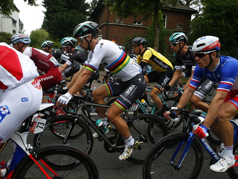 Peter Sagan (v strede) počas druhej etapy Tour de France