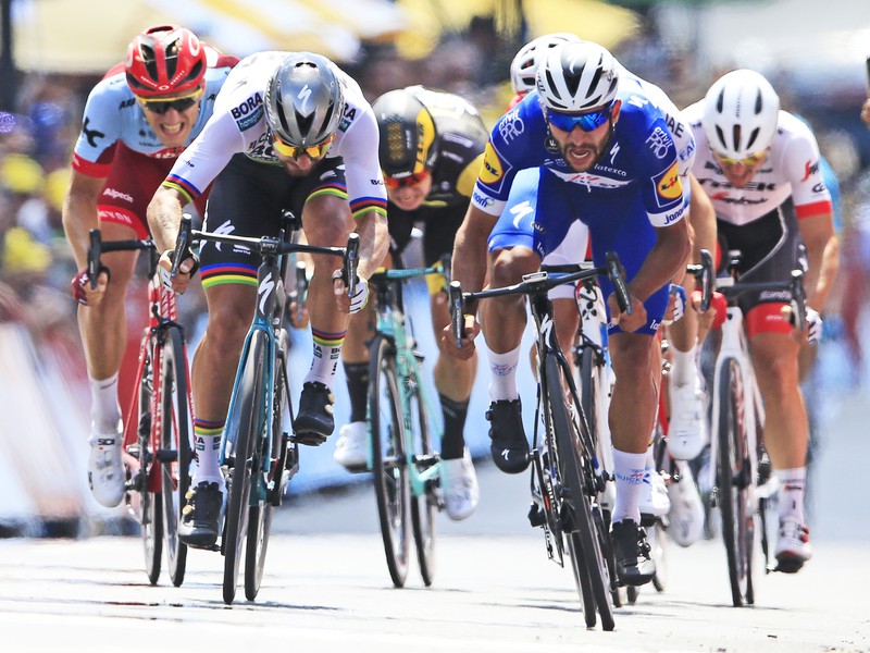 Kolumbijský cyklista Fernando Gaviria víťazí pred druhým Petrom Saganom