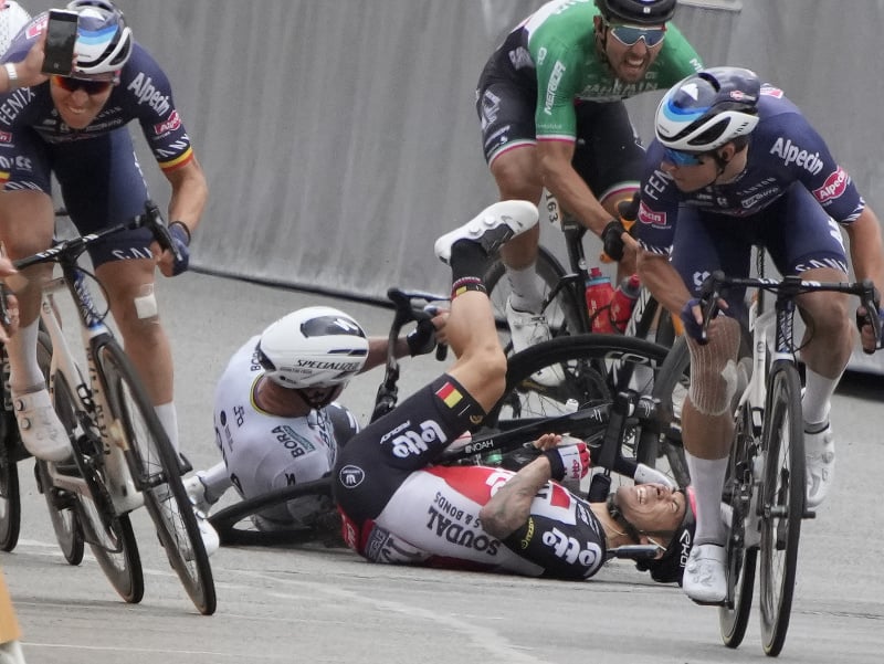 Na snímke v pozadí slovenský cyklista Peter Sagan padá po kolízii s Austrálčanom Calebom Ewanom