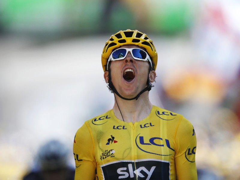 Na snímke líder celkového poradia v žltom drese Brit Geraint Thomas (SKY) oslavuje víťazstvo v 12. etape 105. ročníka Tour de France