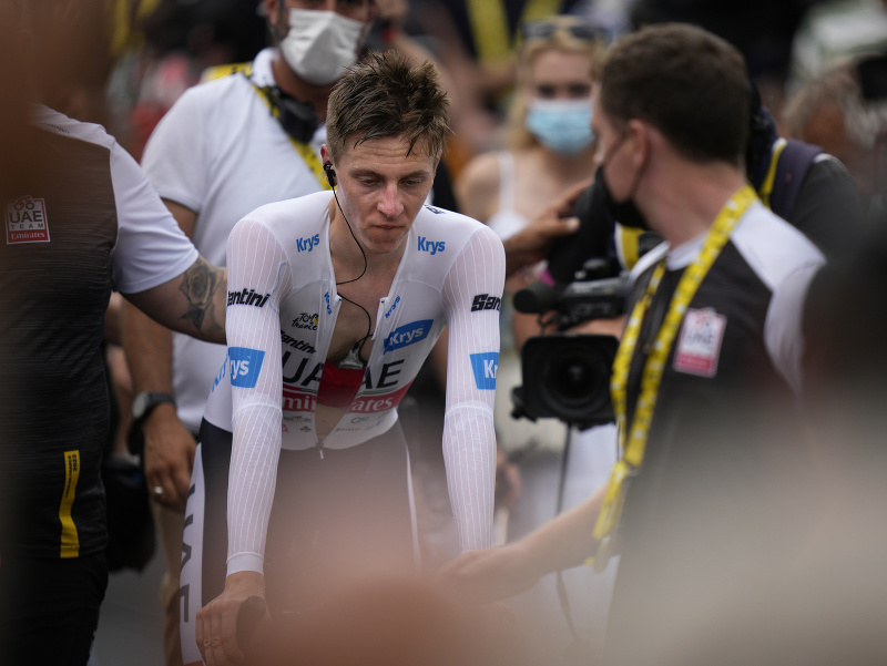 Sklamaný Tadej Pogačar v cieli časovky na Tour de France 2023