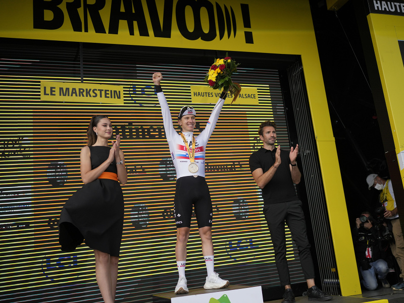 Na snímke slovinský cyklista Tadej Pogačar (SAE Team Emirates) oslavuje na pódiu víťazstvo v 20. etape pretekov Tour de France