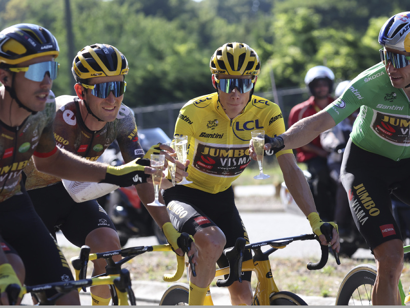 Tiesj Benoot, druhý zľava, člen tímu Jumbo Visma, bol na júlovej Tour de France jedným z pomocníkov víťazného Jonasa Vingegaarda