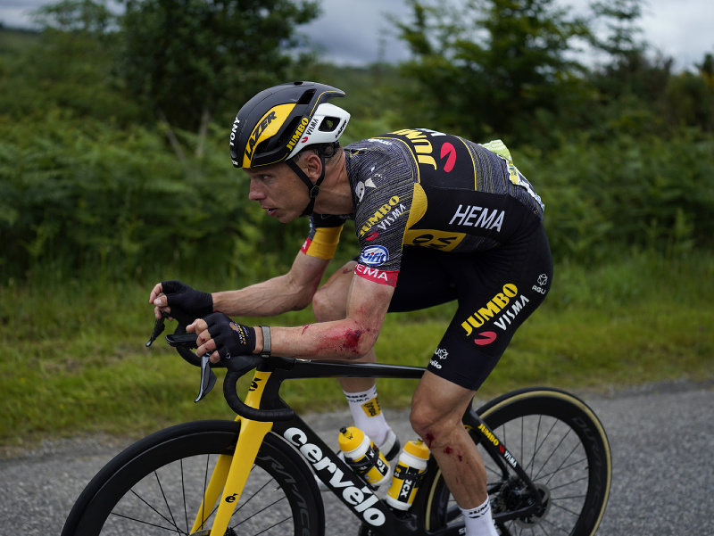 Na snímke nemecký cyklista Tony Martin so zraneniami po páde počas prvej etapy cyklistických pretekov Tour de France z Brestu do Landerneau