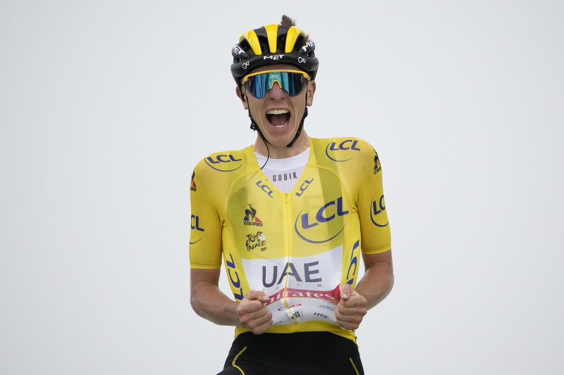 Tadej Pogačar sa raduje z triumfu v 17. etape Tour de France